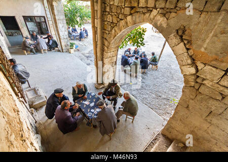 Einheimische Männer spielen Karten, in den Ruinen einer Karawanserei, in Adiyaman, Türkei. Stockfoto