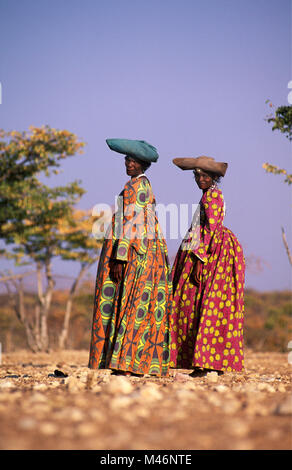 Namibia. Kaokoveld, in der Nähe von Opuwo. Herero Frauen. Typische Vicotorian kleid und hut. Stockfoto