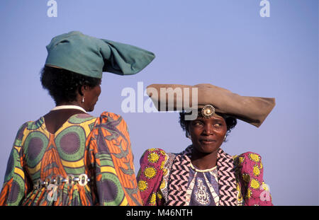 Namibia. Kaokoveld, in der Nähe von Opuwo. Herero Frauen. Typische Vicotorian kleid und hut. Stockfoto