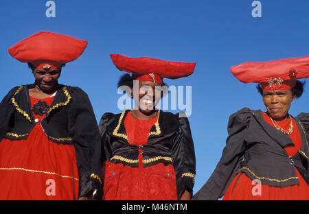 Namibia. Kaokoveld, in der Nähe von Opuwo. Herero Frauen. Typische Vicotorian kleid und hut. Stockfoto