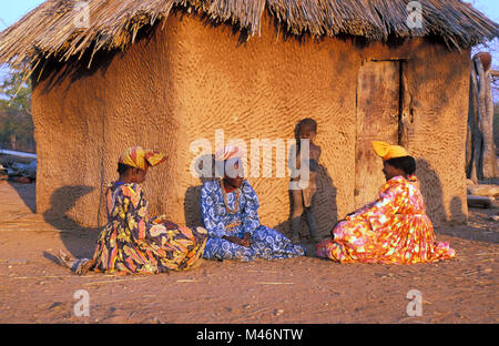 Namibia. Kaokoveld, in der Nähe von Opuwo. Herero Frauen. Typische Vicotorian kleid und hut, historischen Einfluss der Frauen deutsche Missionare". Stockfoto