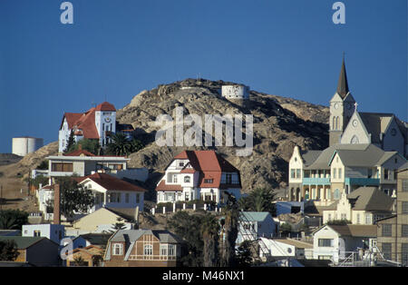 Namibia. Namib Wüste. Lüderitz. Kirche die Felsenkirche. Bunte Häuser in der Deutschen kolonialen Architektur Stil. Stockfoto