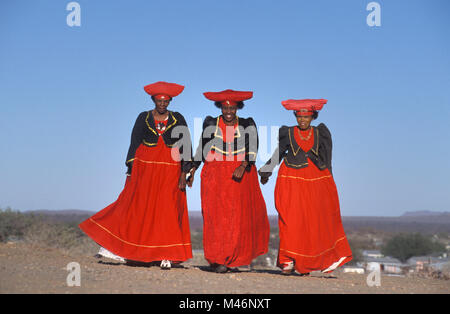 Namibia. Kaokoveld, in der Nähe von Opuwo. Herero Frauen. Typische Vicotorian kleid und hut. Stockfoto