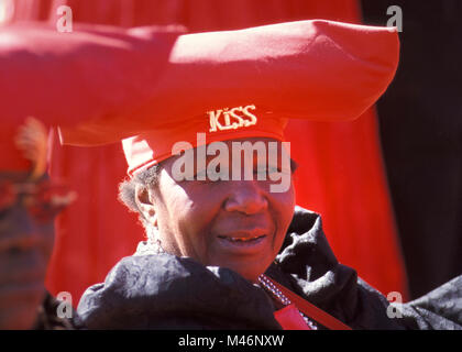 Namibia. Kaokoveld, in der Nähe von Opuwo. Herero Frau. Typische Vicotorian kleid und hut, von Frauen deutsche Missionare' beeinflusst. Stockfoto