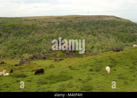Slag Mounds in Garn Ddyrys, Blaenavon Heritage Area mit Gilwern Hill und olf Kalkstein Wirken im Hintergrund Stockfoto