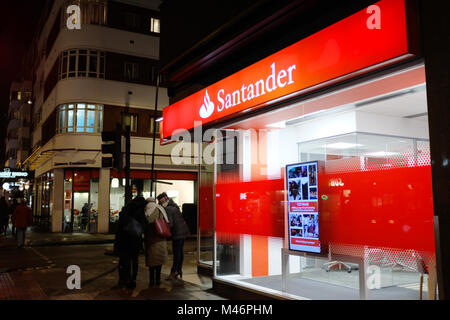 Santander Bank, Tottenham Court Road, London, England, Großbritannien Stockfoto