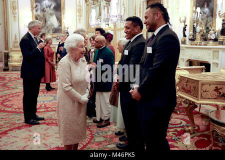 Queen Elizabeth II erfüllt die Rugbyspieler Mako (2. rechts) und Billy Vunipola bei einem Empfang des Commonwealth Diaspora Gemeinschaft zu feiern, in der Leitung bis zum Commonwealth Regierungschefs Treffen in London im April dieses Jahres, im Buckingham Palace, London. Stockfoto