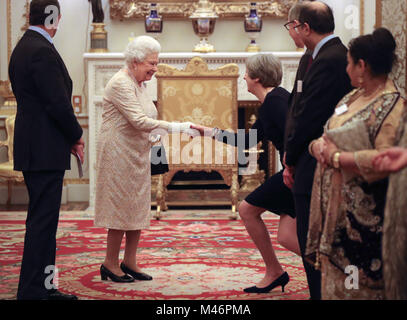 Königin Elizabeth II. begrüsst Ministerpräsident Theresa May bei einem Empfang des Commonwealth Diaspora Gemeinschaft zu feiern, in der Leitung bis zum Commonwealth Regierungschefs Treffen in London im April dieses Jahres, im Buckingham Palace, London. Stockfoto