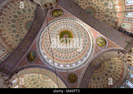 Blick über die Kuppeln der Neuen Moschee von Innen, auch als Yeni Cami, in Istanbul in der Türkei bekannt. Stockfoto