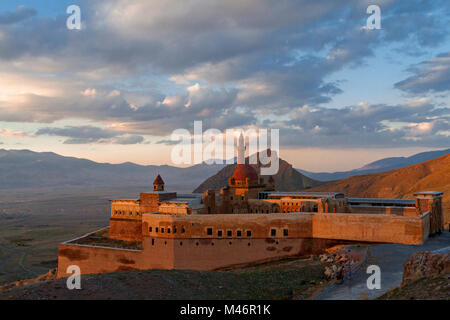 Blick über Ishak Pasha Palace in Dogubeyazit, Türkei, die in den Sonnenuntergang. Stockfoto