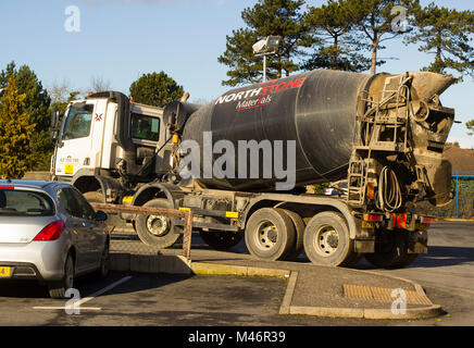 Heavy Duty Ready Mix konkrete Lieferung Lkw Aushandlung eines schwierigen scharf an der Bloomfield Road, Bangor, County Down Nordirland Bend Stockfoto