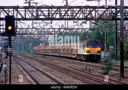 Eine Klasse 92 elektrische Lokomotive Nummer 92015 Arbeiten einen Zug von leer Leer cartic Wagen in Harrow und Wealdstone am 23. April 2003. Stockfoto