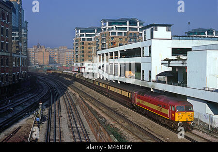 Ein paar der Klasse 47 Diesellokomotiven Nummern 47787 und 47744 top und Tailing a Northern Belle arbeiten an der Cromwell Road in West London am 22. Februar 2003. Stockfoto