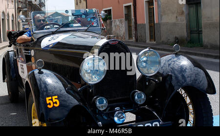 San Marino, Italien. 19., Mai 2017. Crew, bestehend aus Daniel Andres Erejomovich und Gustavo Llanos aus Argentinien mit Ihrem Modellauto, Bugatti Typ 40 Stockfoto