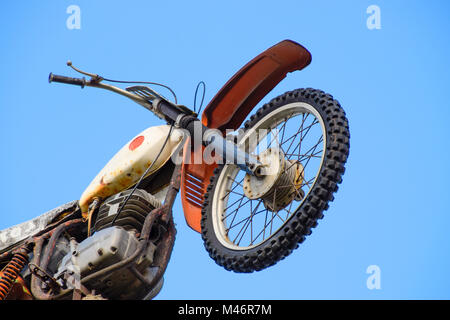 Motorrad auf dem Podest. Ein leichtes Motorrad auf einer Stange, als Dummy oder ein Denkmal Stockfoto