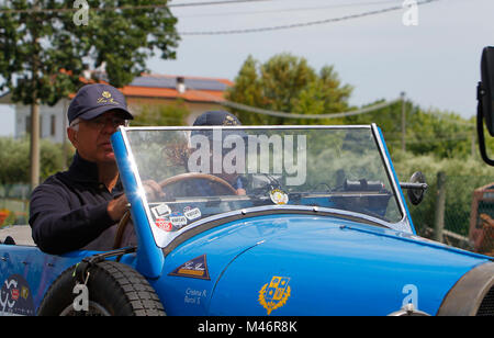 Sant Ermete, Italien. 19., Mai 2017. Crew Verfasst von Riccardo Christina und Sabrina Baroli aus Italien mit Ihrem Modell Auto, Bugatti Typ 40 1927, läuft Stockfoto