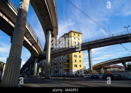 Rom, Italien: Stadtautobahn durchquert die dicht besiedelten Viertel im Osten Roms. Stockfoto