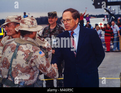 Us-Senator Sam Nunn begrüßt die Truppen nach Hause von der Operation Desert Storm. Nunn, ein Demokrat aus Georgien diente als Vorsitzender des Senate Armed Services Committee bis zu seinem Ausscheiden aus der Politik im Jahr 1996. Stockfoto