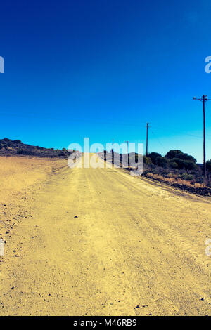 Die staubigen, alten Bauernhof Straße durch die Warmwaterbergspa Campingplatz in der Kleinen Karoo, Südafrika Stockfoto