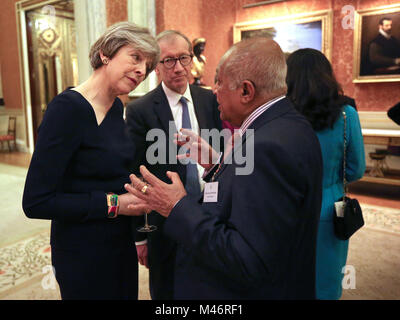 Premierminister Theresa May bei einem Empfang zum Commonwealth Diaspora Gemeinschaft feiern, in der Leitung bis zum Commonwealth Regierungschefs Treffen in London im April dieses Jahres, im Buckingham Palace, London. Stockfoto