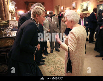 Königin Elizabeth II spricht mit Monica Galetti bei einem Empfang des Commonwealth Diaspora Gemeinschaft zu feiern, in der Leitung bis zum Commonwealth Regierungschefs Treffen in London im April dieses Jahres, im Buckingham Palace, London. Stockfoto