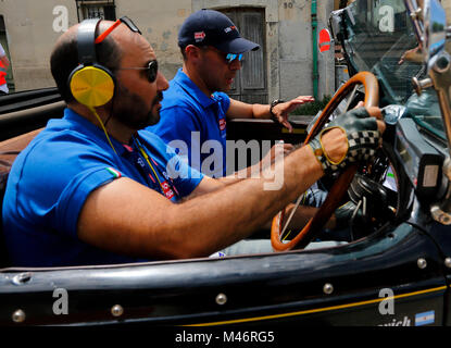 San Marino, Italien. 19., Mai 2017. Crew, bestehend aus Daniel Andres Erejomovich und Gustavo Llanos aus Argentinien mit Ihrem Modellauto, Bugatti Typ 40 Stockfoto