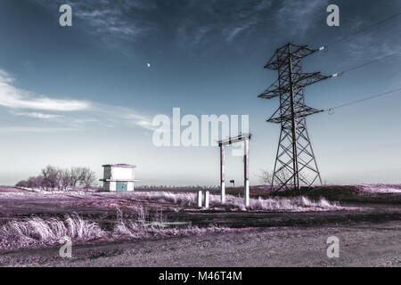 Umspannwerk und elektrische Turm in Infrarot Farben. Stockfoto