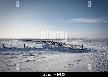 Vintage iron Rad Traktor im Schnee. Winterlandschaft Foto. Stockfoto