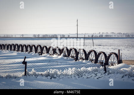 Vintage iron Rad Traktor im Schnee. Winterlandschaft Foto. Stockfoto