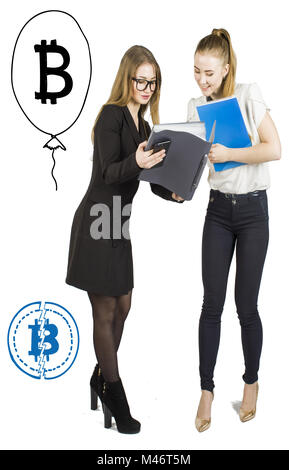 Schöne Frauen, die auf weißen Hintergrund mit bitcoin Skizzen und sprechen. Virtuelles Geld Konzept. Cryptocurrency Stockfoto