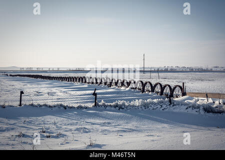 Vintage iron Rad Traktor im Schnee. Winterlandschaft Foto. Stockfoto