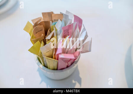 Dünnen stick Taschen von Weiß, Rosa, Blau, Braun, Zucker, Kaffee, Tee und Getränke Stockfoto