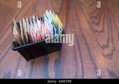 Weiß, Rosa, Blau, Braun, Zucker Taschen für Kaffee, Tee und Getränke Stockfoto