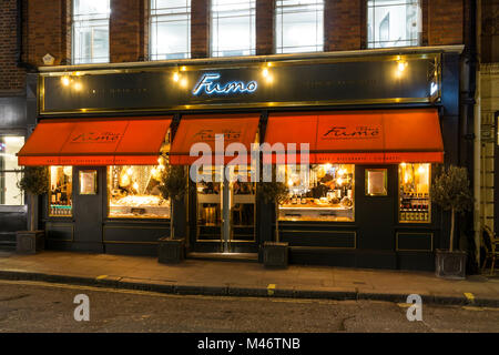 Fumo Restaurant in der Nacht in St Martin's Lane, London. Stockfoto