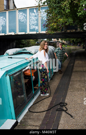 Hackney, East London, England - August 4, 2017: Schiff auf der Regent's Canal, (Klein Venedig) Stockfoto