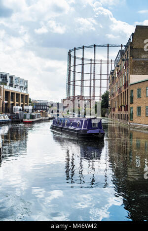 Hackney, East London, England - August 4, 2017: Schiff auf der Regent's Canal, (Klein Venedig) Stockfoto