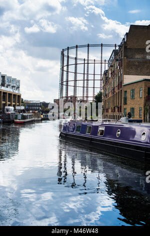 Hackney, East London, England - August 4, 2017: Schiff auf der Regent's Canal, (Klein Venedig) Stockfoto