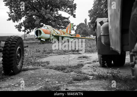 Ein Bild von einem alten, verlassenen MIG-19 an einem alten Militärflugplatz in der Tschechischen Republik, jetzt als Museum genutzt. Stockfoto