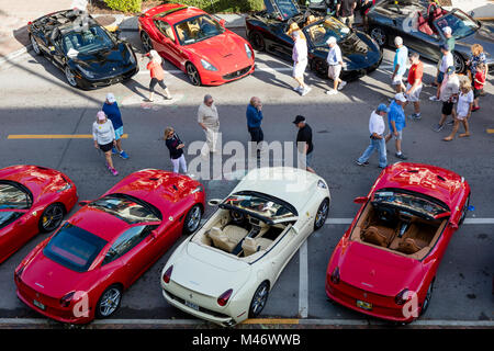 Reihen von Ferraris, die 5th Avenue entlang am "Autos am 5. th'Autoshow, Naples, Florida, USA Stockfoto