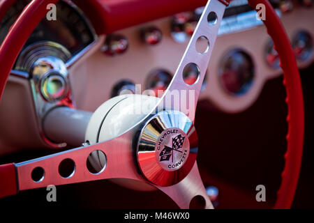 Lenkrad eines 1957 Chevrolet Corvette Stingray auf Anzeige bei "Autos am 5. th'Autoshow, Naples, Florida, USA Stockfoto