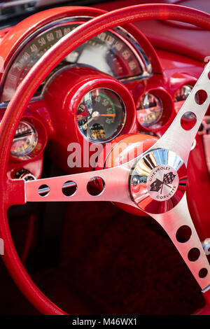 Lenkrad des 1960 Chevrolet Corvette Stingray auf Anzeige bei "Autos am 5. th'Autoshow, Naples, Florida, USA Stockfoto