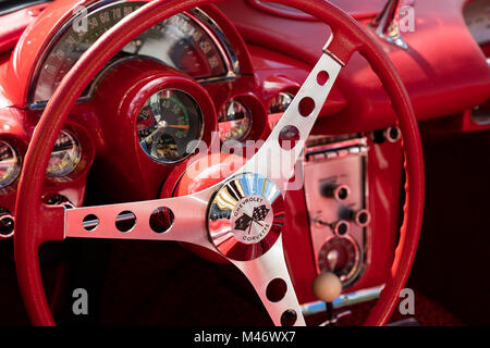 Lenkrad des 1960 Chevrolet Corvette Stingray auf Anzeige bei "Autos am 5. th'Autoshow, Naples, Florida, USA Stockfoto