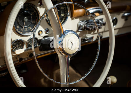 Lenkrad und Armaturenbrett von 1959 Mercedes Benz 190 SL Cabrio auf Anzeige bei "Autos am 5. th'Autoshow, Naples, Florida, USA Stockfoto