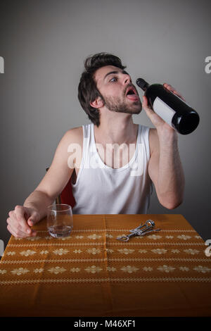 Verzweifelt auf der Suche nach den letzten Tropfen Wein Stockfoto