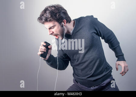 Tanzen und Singen zu seinen Lieblingstitel Stockfoto