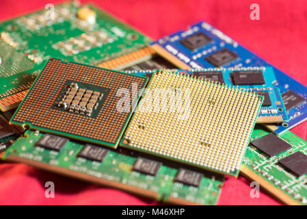 Zwei verschiedene Arten von CPUs auf Stapel von Speicherkarten. Stockfoto