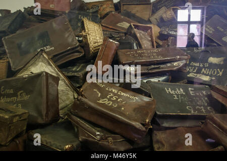 Auschwitz, weniger Polen/Polen - 04.Februar 2018: Auschwitz Birkenau, Nazi Konzentrations- und Vernichtungslager. Taschen von Opfern. Stockfoto