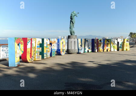 "Der Junge auf der Seepferdchen" von Rafael Zamarria hat eine Sehenswürdigkeit Statue in Puerto Vallarta, Mexiko schon seit vielen Jahren. Stockfoto