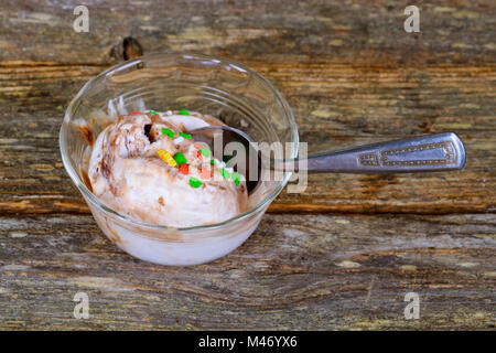 Schokolade Kaffee Eis Kugel in einer Schüssel Schokolade Eis Stockfoto