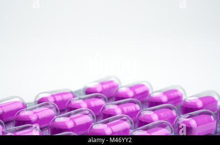 Makroaufnahme der Lila caplets Pillen in Blistergurt auf weißem Hintergrund. Leichte bis mäßige Schmerzen Management. Schmerzmittel Medizin. Pillen für die Behandlung, die er Stockfoto